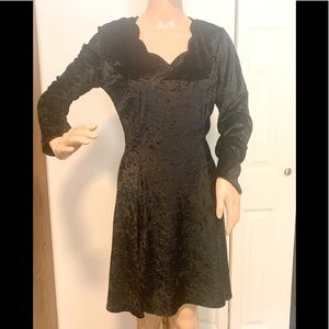 Vintage Ladies black crushed velvet long sleeve little black dress. Size M